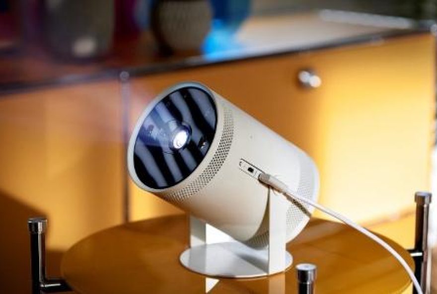 novo-projetor-da-samsung-promete-cinema-dentro-e-fora-de-casa