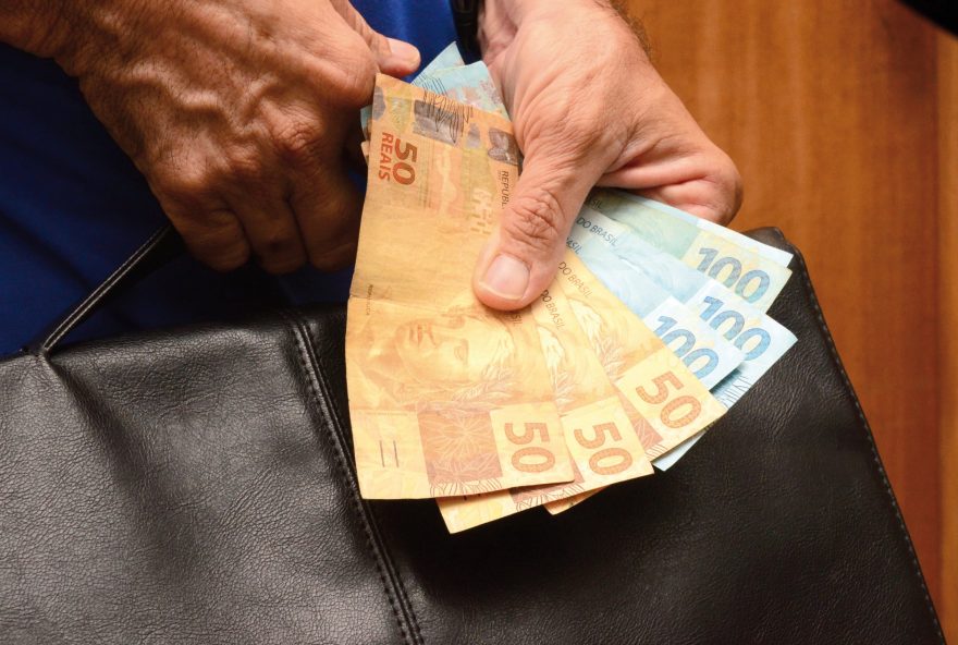 novo-salario-minimo-de-r241.621-entra-em-vigor-em-1deg-de-janeiro novo-salario-minimo-de-r241.621-entra-em-vigor-em-1deg-de-janeiro