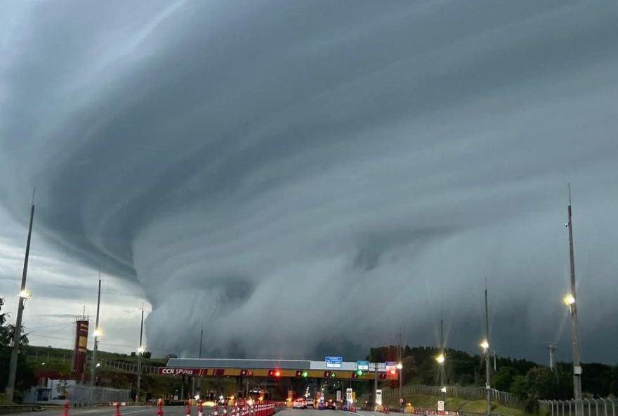 nuvem-gigante-intriga-moradores-do-interior-de-sao-paulo3A-fenomeno-meteorologico-assusta-populacao-de-itapetininga-e-sorocaba