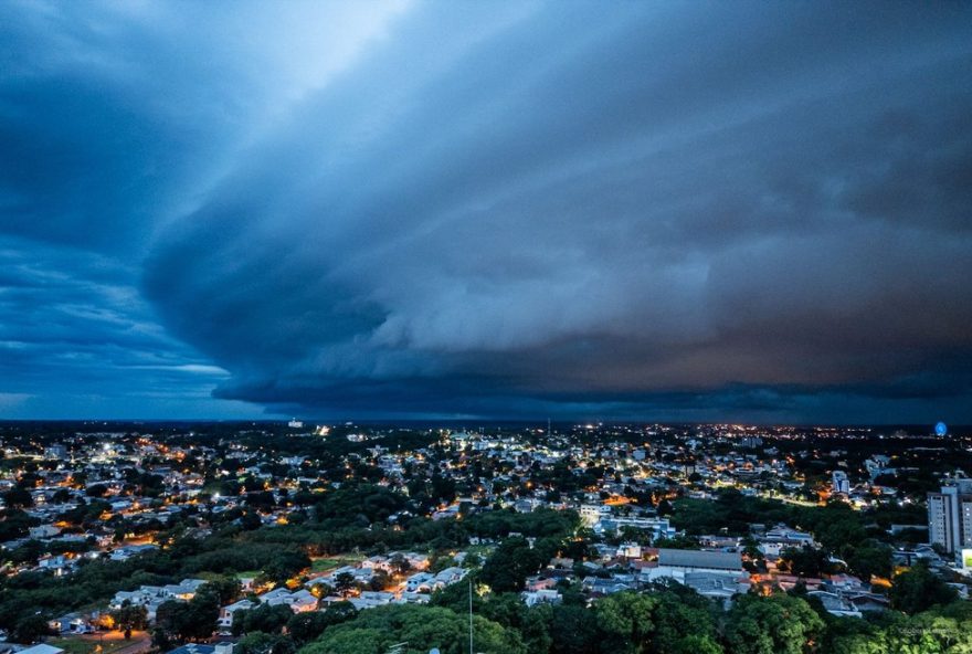 nuvem-prateleira-cobre-foz-do-iguacu3A-fenomeno-indica-chegada-de-tempestades-e-rajadas-de-vento