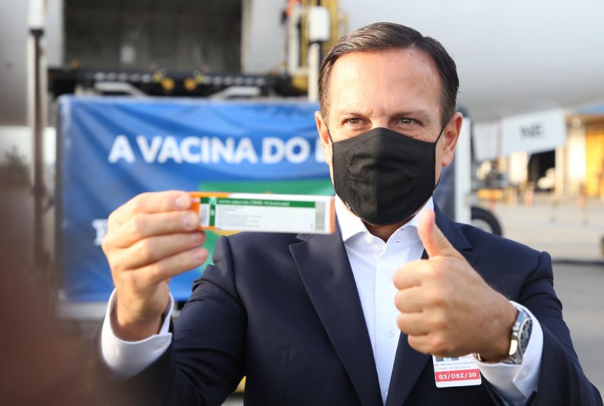 o-governador-joao-doria-psdb-foi-receber-no-aeroporto-de-guarulhos-sp-o-primeiro-lote-de-insumos-vindos-da-china-para-a-producao-da-coronavac-1607005111049_v2_1920x1238