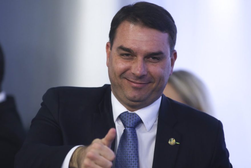BNDES-Posse-FlavioBolsonaro-GustavoMontezano-PauloGuedes-JairBolsonaro-16Jul2019 Cerimonia de posse do presidente do BNDES (Banco Nacional de Desenvolvimento Econômico e Social), Gustavo Montezano.
Montezano defendeu o alinhamento “total” da nova direção do banco com o governo federal, afirmou que a instituição buscará ajudar nos processos de desestatização, abrirá sua “caixa-preta” (promessa de campanha do presidente) e devolverá recursos ao Tesouro Nacional. Brasilia, 16-07-2019. Foto: Sérgio Lima/PODER 360