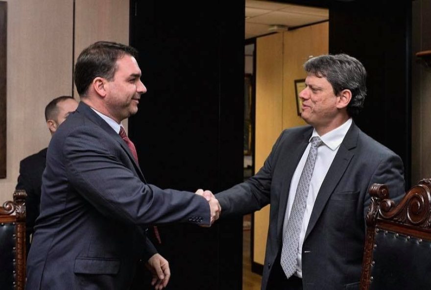 o-inesperado-silencio-de-tarcisio-surpreende-flavio-bolsonaro o-inesperado-silencio-de-tarcisio-surpreende-flavio-bolsonaro