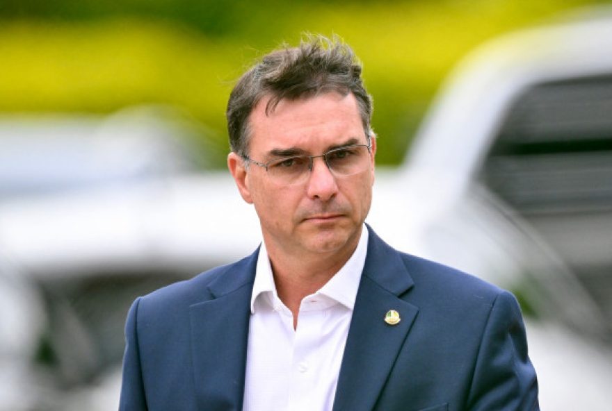 o-leilao3A-gilberto-kassab-coloca-trofeus-eleitorais-em-leilao-para-candidato-ao-planalto