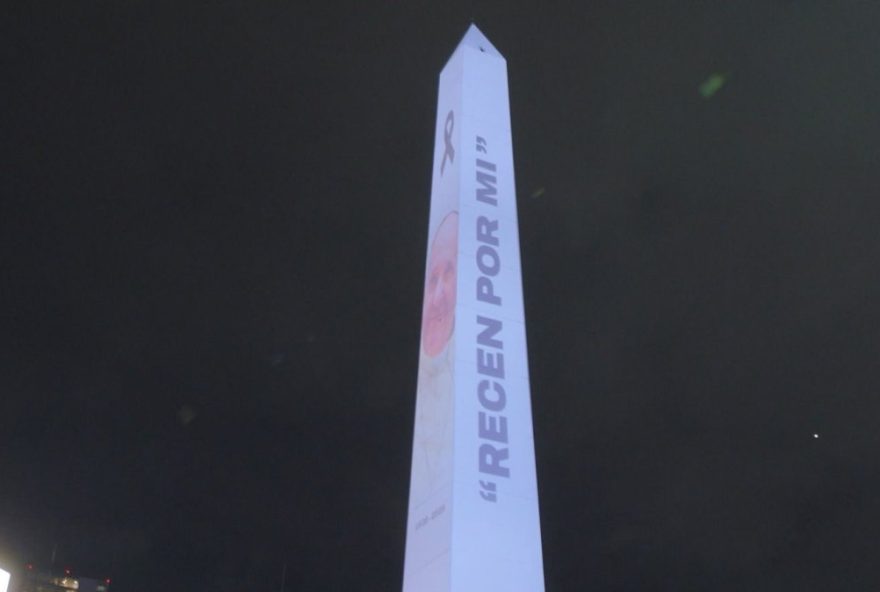 obelisco-de-buenos-aires-homenageia-papa-francisco-apos-sua-morte