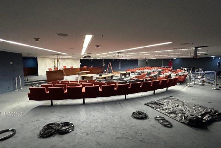 obra-na-sala-da-primeira-turma-do-stf-antes-de-julgamento-da-trama-golpista3A-bolsonaro-e-ex-auxiliares-reus