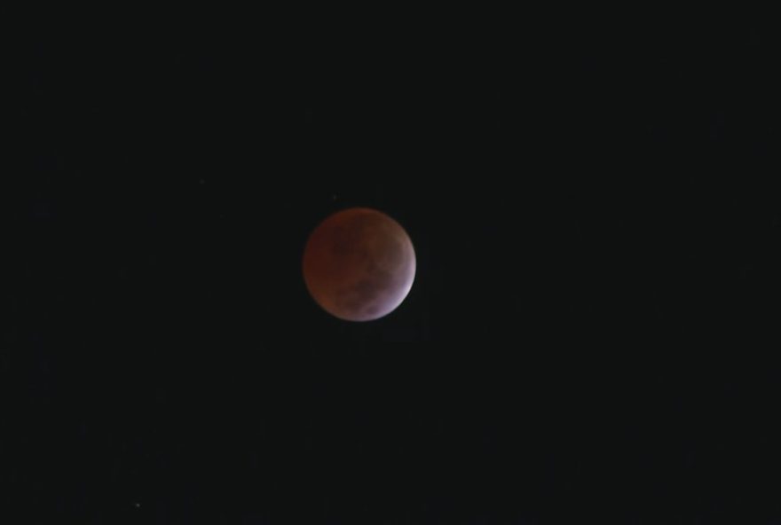 observacao-do-eclipse-total-da-lua-em-belo-horizonte-atrai-entusiastas3B-veja-fotos-do-fenomeno-lunar