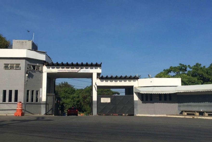 oficial-da-pm-e-detido-por-facilitar-entrada-de-celulares-em-presidio-na-bahia3A-policia-age-com-rigor-e-transparencia