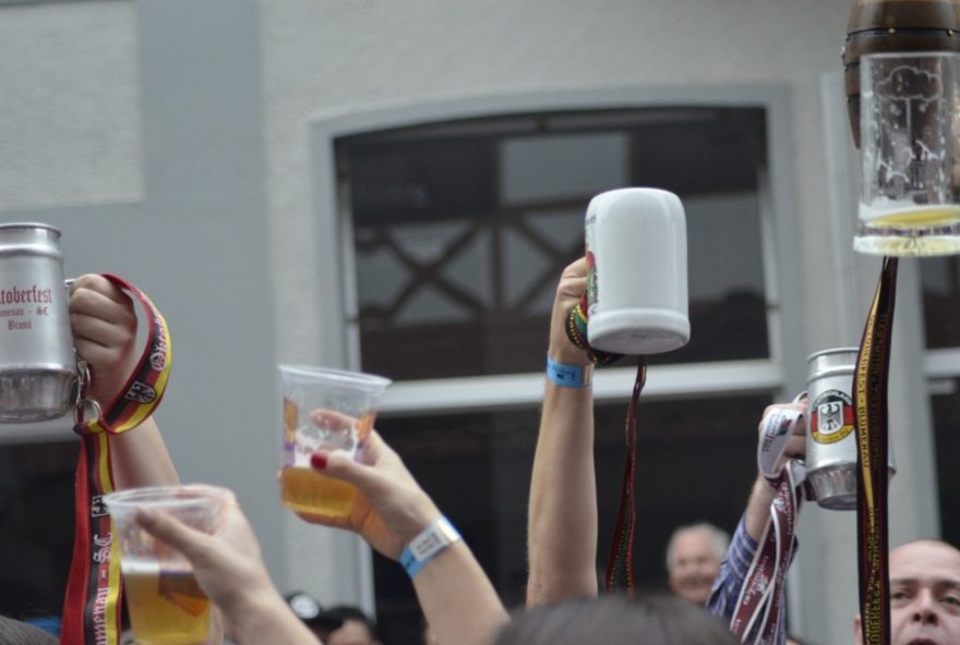 oktoberfest-blumenau-20253A-vagas-temporarias-abertas-para-caixa2C-atendente-e-bilheteria-inscricoes-ate-5-de-setembro.-aproveite