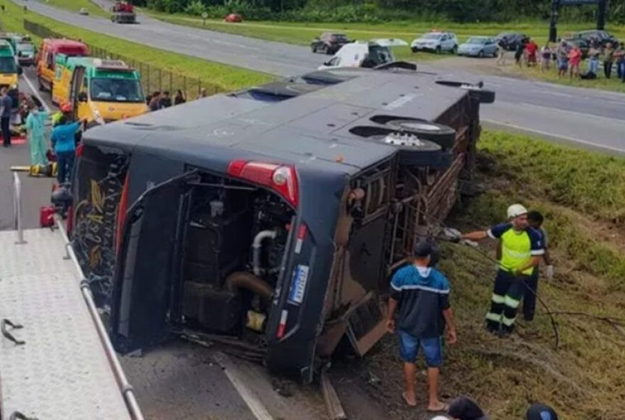 Veículo da dupla levava os dois sertanejos e a banda. (Foto: Reprodução/Redes Sociais)