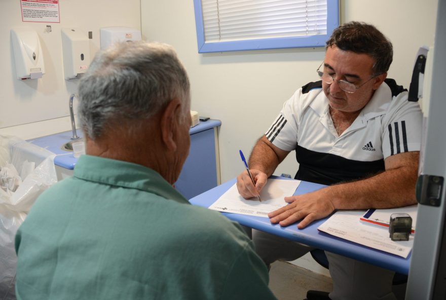 Temor pelo exame de toque retal é o que mais afasta os homens dos consultórios, porém o médico desmistifica o procedimento.
(Foto: Assis Cavalcante/Agência Pará)