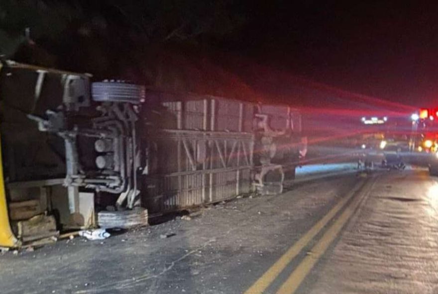 onibus-clandestino-tomba-em-mg2C-deixando-cinco-mortos-e-43-feridos3B-bebe-esta-entre-as-vitimas onibus-clandestino-tomba-em-mg2C-deixando-cinco-mortos-e-43-feridos3B-bebe-esta-entre-as-vitimas