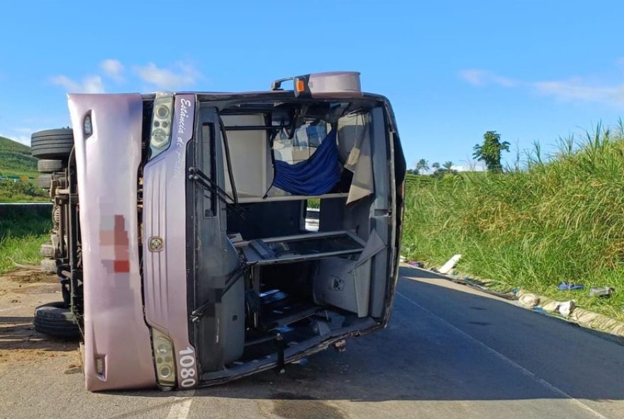 onibus-com-torcedores-do-bahia-tomba-na-br-101-a-caminho-de-jogo-contra-o-sport3A-feridos-sao-atendidos-no-local