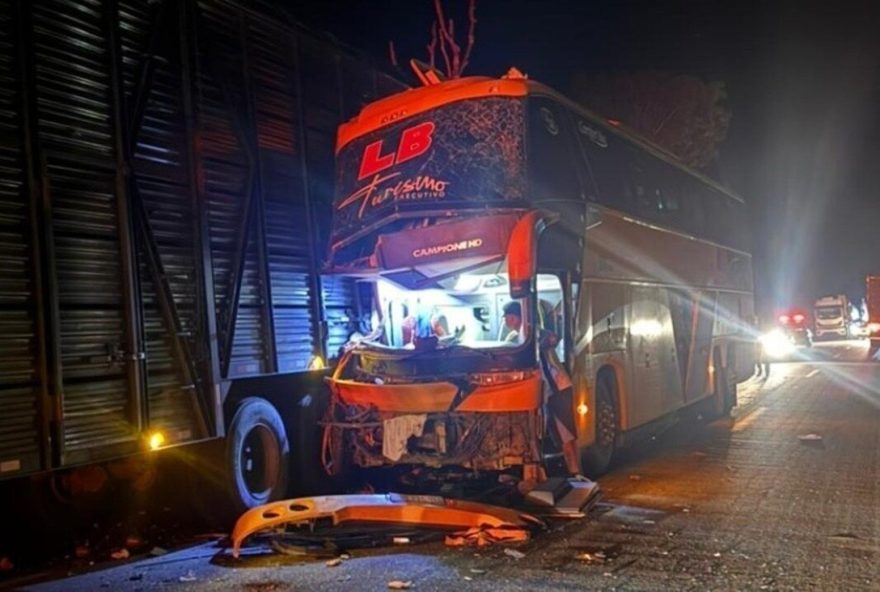 onibus-de-time-do-aguia-que-bateu-e-matou-preparador-ficou-destruido onibus-de-time-do-aguia-que-bateu-e-matou-preparador-ficou-destruido