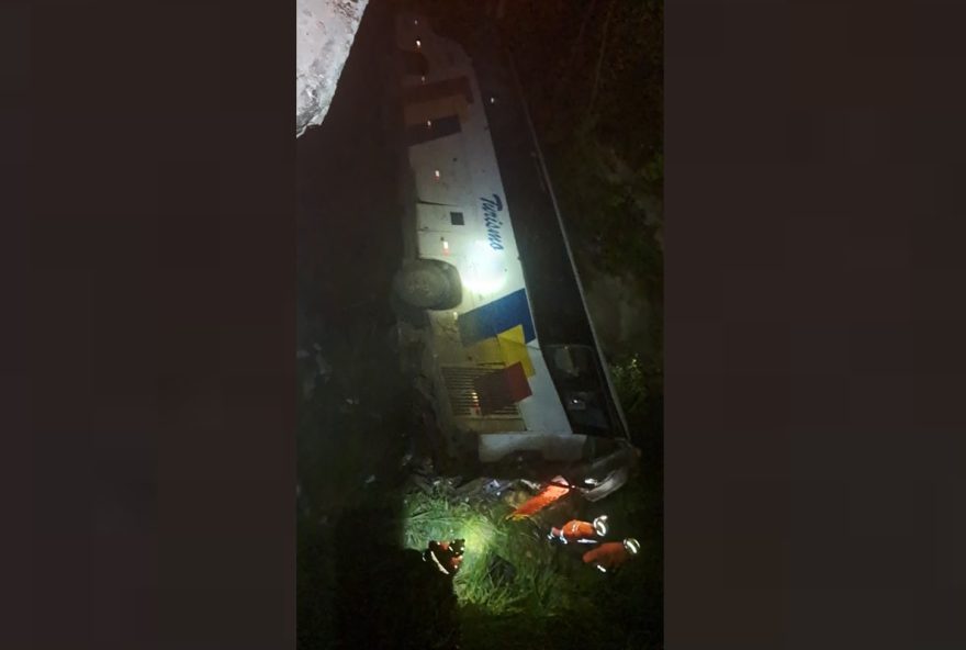 onibus-de-viagem-desgovernado-cai-de-ponte-na-br onibus-de-viagem-desgovernado-cai-de-ponte-na-br