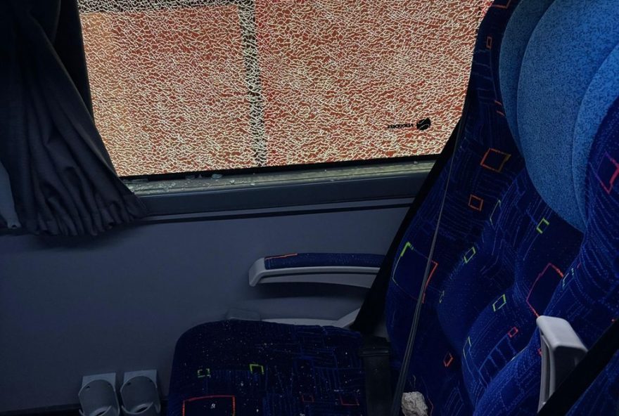 onibus-do-flamengo-apedrejado-ao-chegar-no-estadio-do-estudiantes3A-veja-imagens