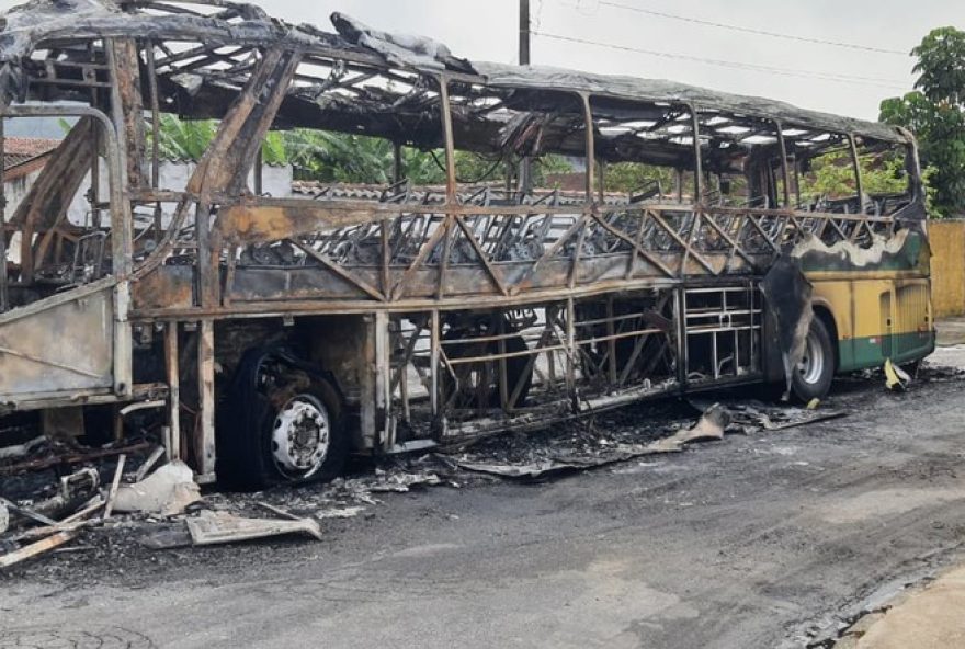 onibus-e-incendiado-em-guaruja-sp-em-meio-a-greve-dos-motoristas3A-video