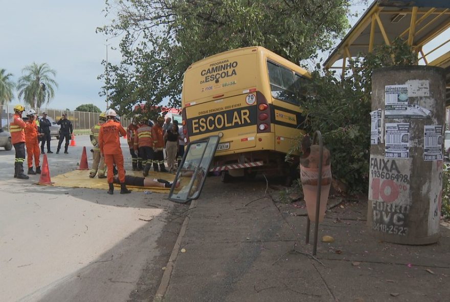 onibus-escolar-bate-em-passarela3A-estudantes-feridos-no-df onibus-escolar-bate-em-passarela3A-estudantes-feridos-no-df