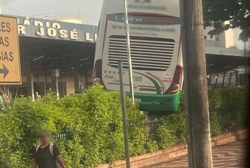 onibus-fica-enroscado-no-terminal-rodoviario-de-pres.-prudente3A-sem-danos-e-sem-feridos-saiba-mais-sobre-a-situacao.-confira