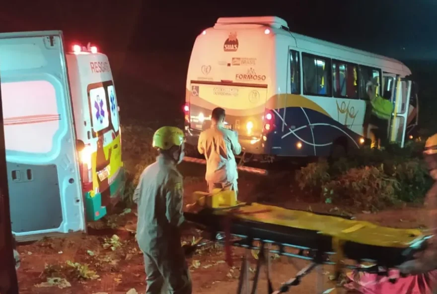 Ônibus que transportava pacientes de Formoso deixa 16 feridos em Uruaçu