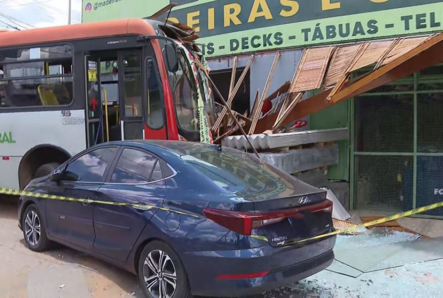 onibus-perde-controle-e-invade-loja-de-construcao-em-sao-sebastiao2C-df