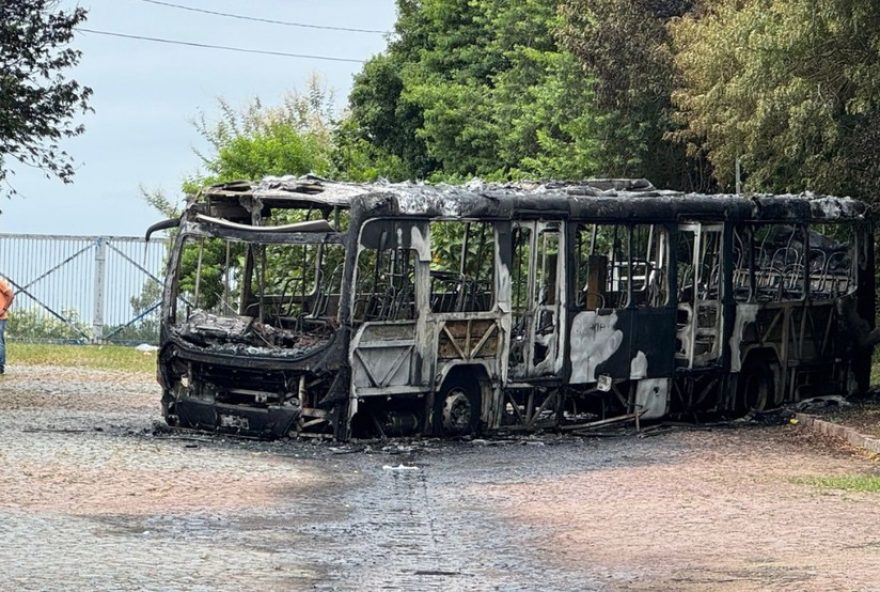 onibus-sao-incendiados-em-porto-alegre3A-confira-as-imagens-dos-ataques onibus-sao-incendiados-em-porto-alegre3A-confira-as-imagens-dos-ataques