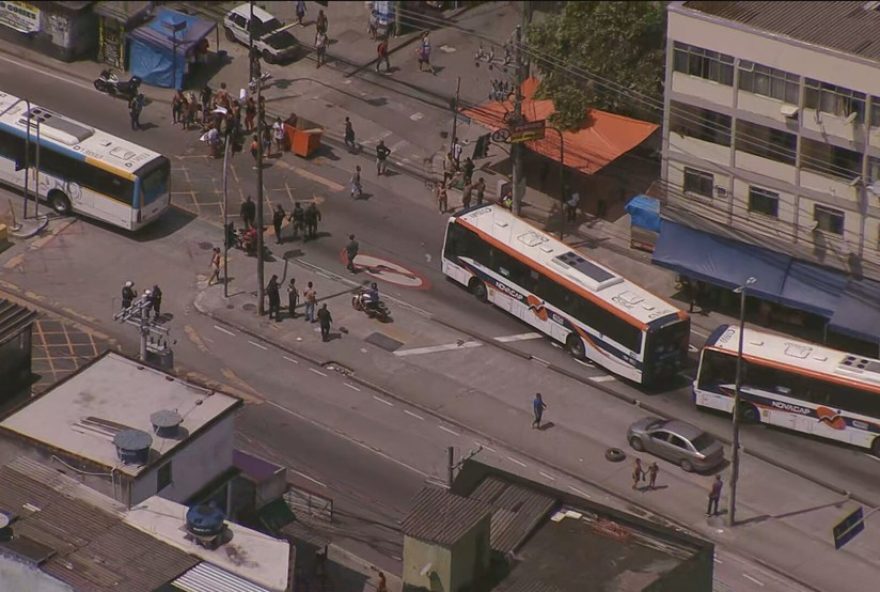 onibus-sao-usados-como-barricadas-na-praca-seca3A-impactos-no-transporte-publico onibus-sao-usados-como-barricadas-na-praca-seca3A-impactos-no-transporte-publico