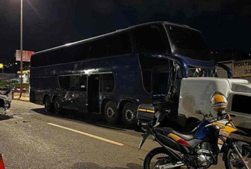 onibus-transportando-estudantes-em-excursao-causa-acidente-no-anel-rodoviario