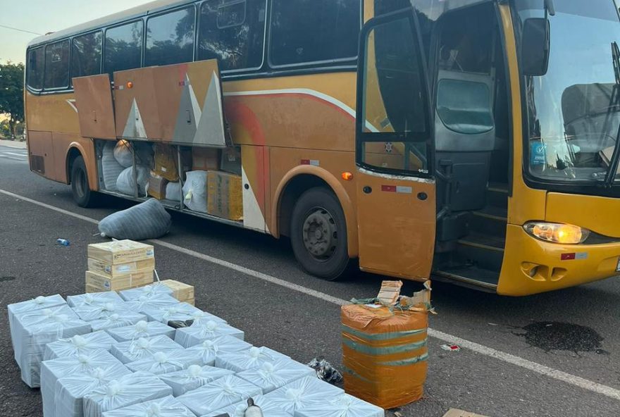 Ônibus carregado com contrabando, incluindo garrafas de vinho, próximo a Porangatu, na BR-153 (Foto: Divulgação/PRF)