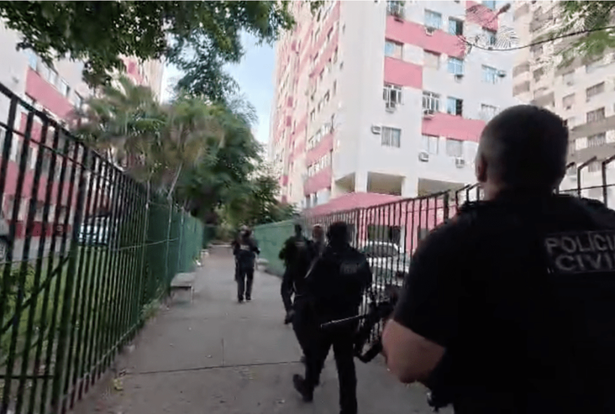 operacao-22chapadao-limpo22-desmantela-comando-vermelho-no-rj3A-armas2C-drogas-e-lavagem-de-dinheiro-apreendidos operacao-22chapadao-limpo22-desmantela-comando-vermelho-no-rj3A-armas2C-drogas-e-lavagem-de-dinheiro-apreendidos