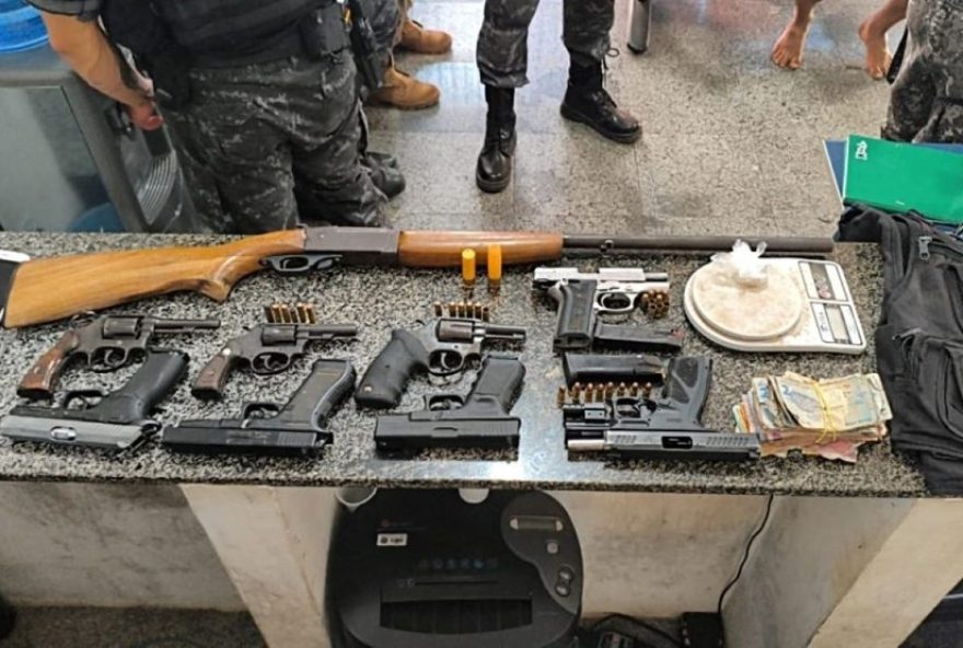 operacao-argos-prende-cinco-suspeitos-por-trafico-em-viana3A-drogas2C-armas-e-dinheiro-apreendidos