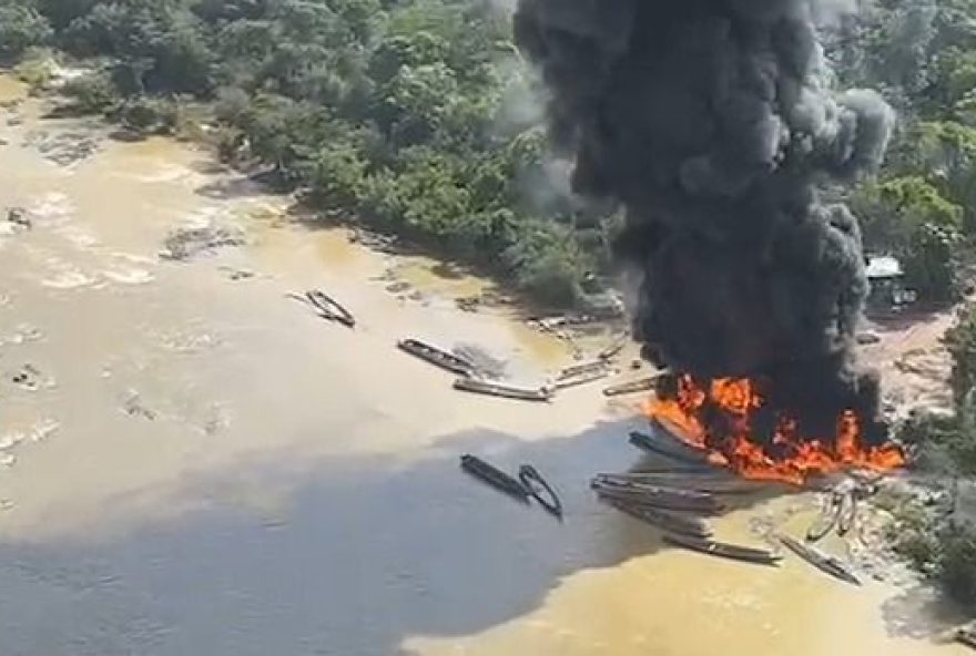 operacao-conjunta-do-ibama-e-pf-destroi-aeronave-usada-em-garimpo-ilegal-e-apreende-ouro-na-regiao-norte2C-destacando-acao-eficaz-no-combate-ao-crime-ambiental operacao-conjunta-do-ibama-e-pf-destroi-aeronave-usada-em-garimpo-ilegal-e-apreende-ouro-na-regiao-norte2C-destacando-acao-eficaz-no-combate-ao-crime-ambiental