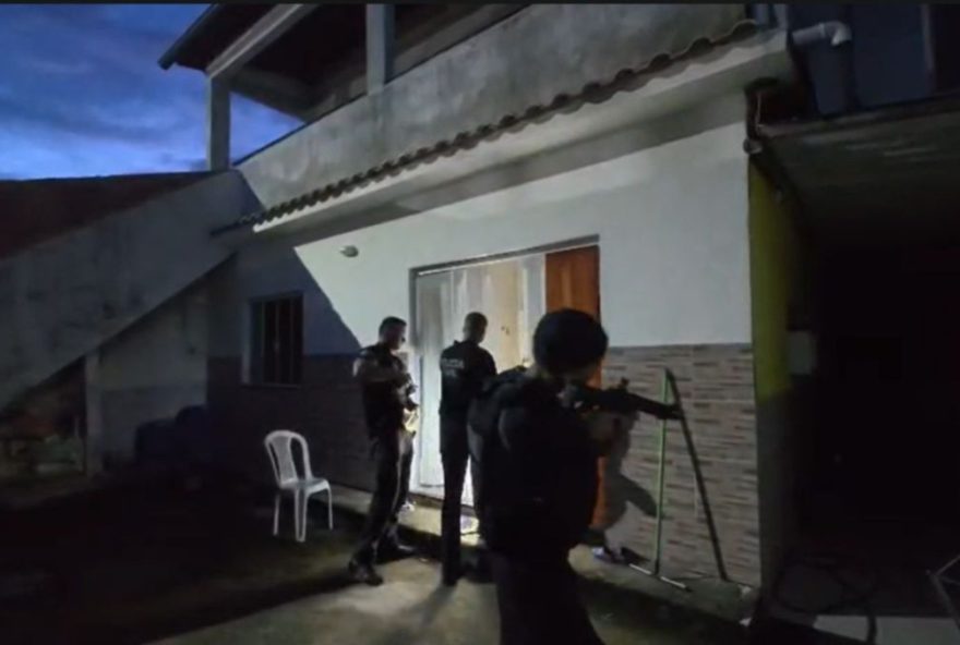 operacao-contencao-da-policia-civil-desmantela-comando-vermelho-em-duque-de-caxias operacao-contencao-da-policia-civil-desmantela-comando-vermelho-em-duque-de-caxias