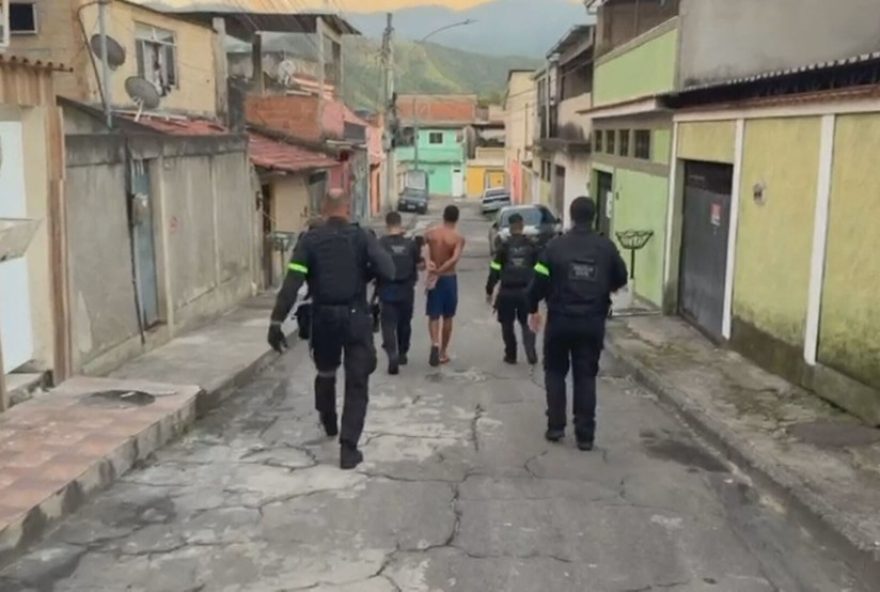 operacao-contencao3A-policia-civil-e-militar-prendem-6-suspeitos-do-comando-vermelho-na-vila-kennedy2C-rj operacao-contencao3A-policia-civil-e-militar-prendem-6-suspeitos-do-comando-vermelho-na-vila-kennedy2C-rj