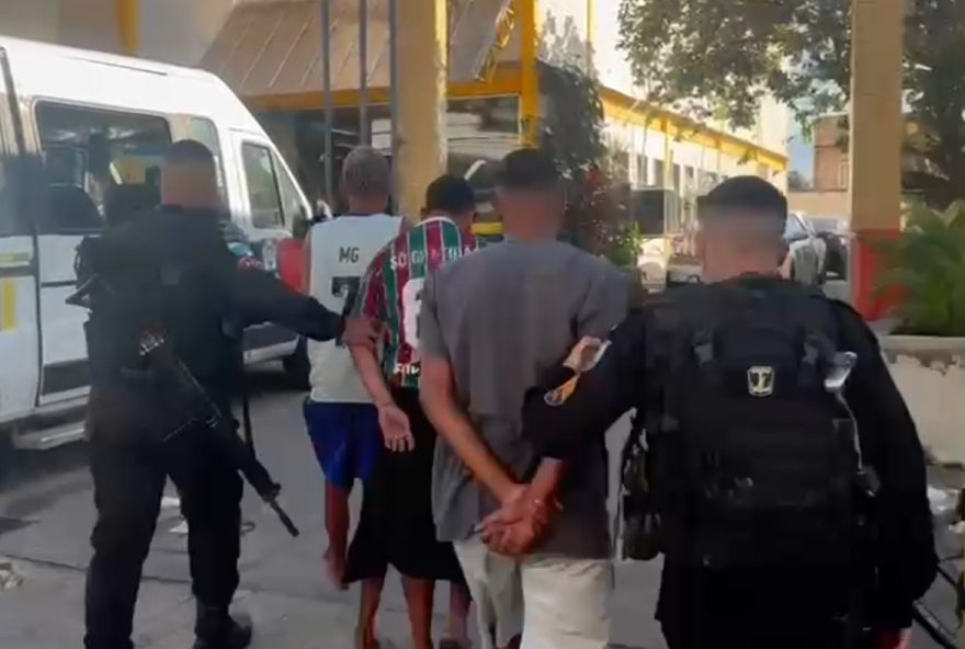operacao-da-pm-na-zona-oeste-do-rio-resulta-em-prisoes-e-apreensao-de-armas-e-drogas