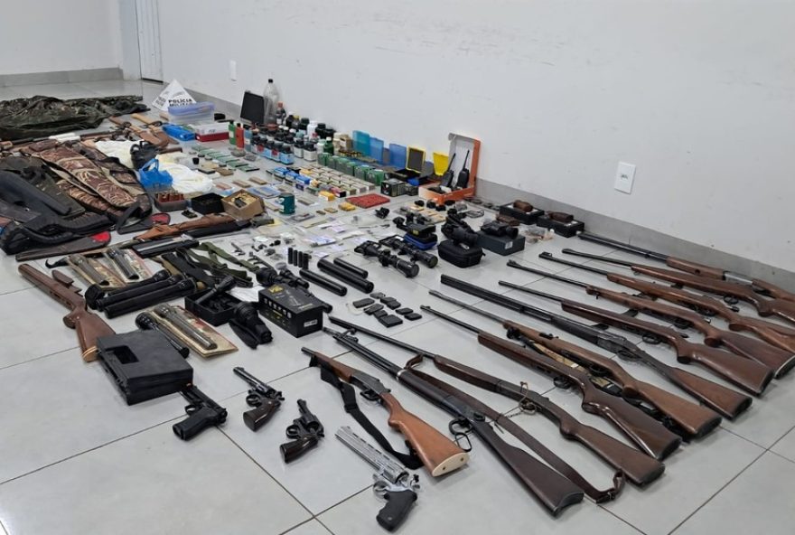 operacao-da-policia-militar-de-meio-ambiente-apreende-arsenal-ilegal-em-santa-vitoria3A-mais-de-10-armas-e-prisao-de-suspeito