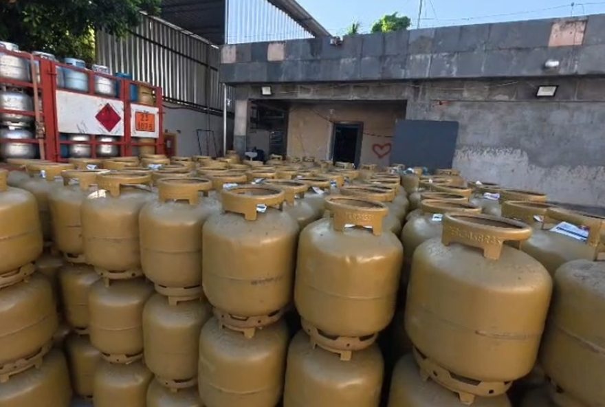 operacao-policial-desmantela-deposito-de-gas-ilegal-ligado-ao-comando-vermelho-no-rio-de-janeiro-preco-abusivo-e-monopolio-ilegal-desarticulados operacao-policial-desmantela-deposito-de-gas-ilegal-ligado-ao-comando-vermelho-no-rio-de-janeiro-preco-abusivo-e-monopolio-ilegal-desarticulados