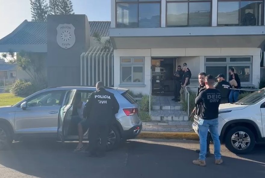 operacao-policial-desmantela-grupo-criminoso-que-usava-fotos-de-armas-e-faccoes-para-extorquir-vitimas operacao-policial-desmantela-grupo-criminoso-que-usava-fotos-de-armas-e-faccoes-para-extorquir-vitimas