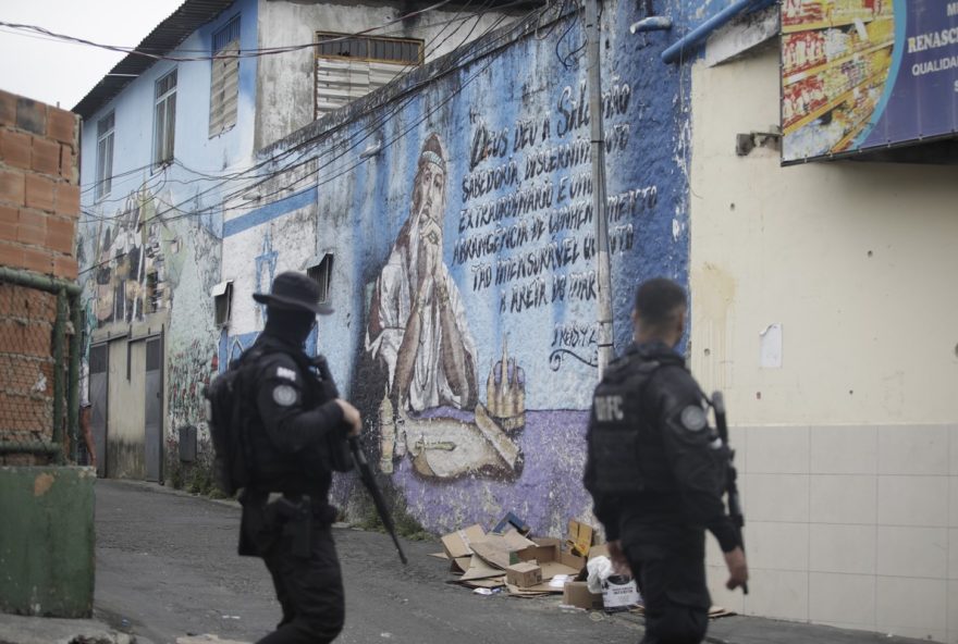 operacao-policial-fecha-escolas-na-zona-norte-do-rio3A-16-mil-alunos-afetados-pelo-avanco-do-cv
