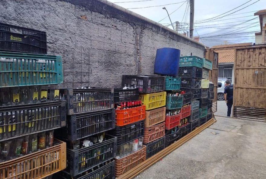 operacao-policial-interdita-distribuidora-clandestina-de-bebidas-em-sao-jose-dos-campos3A-mais-de-60-litros-apreendidos