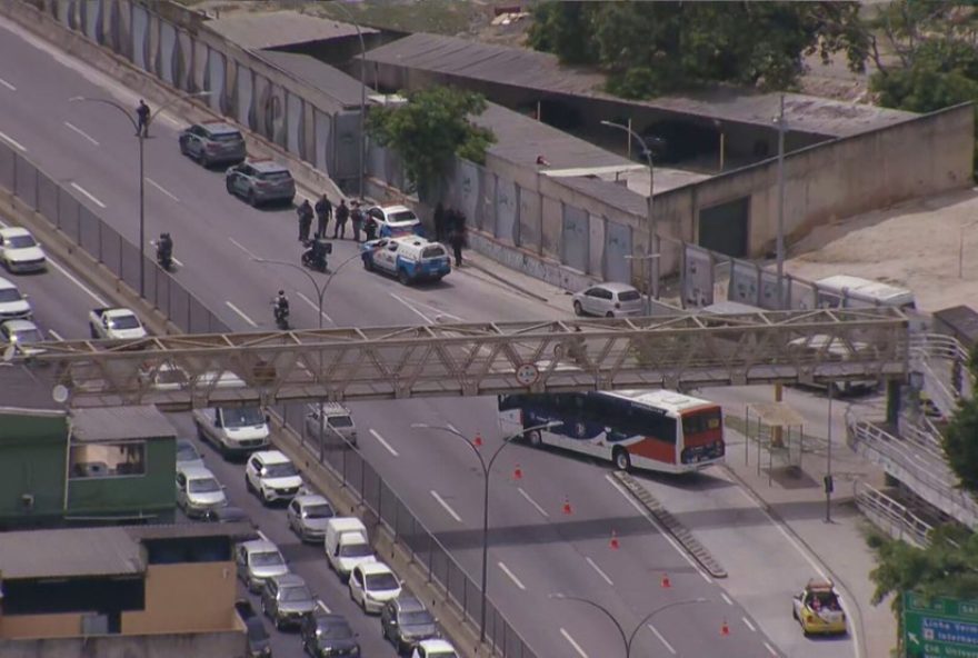 operacao-policial-no-complexo-da-mare-causa-interdicao-na-linha-amarela-no-rj operacao-policial-no-complexo-da-mare-causa-interdicao-na-linha-amarela-no-rj