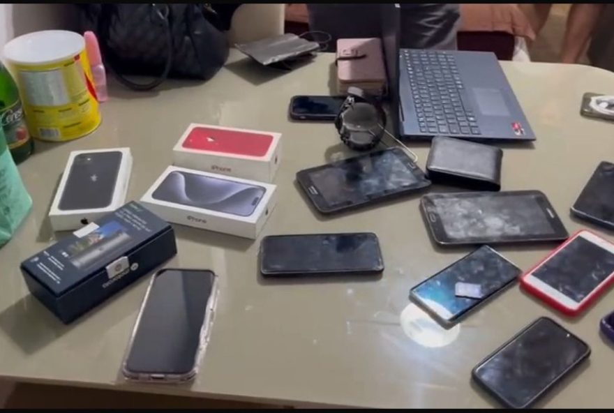 operacao-policial-prende-oito-por-roubo-e-receptacao-de-celulares-no-estado3A-mais-de-800-aparelhos-recuperados-e-60-criminosos-detidos