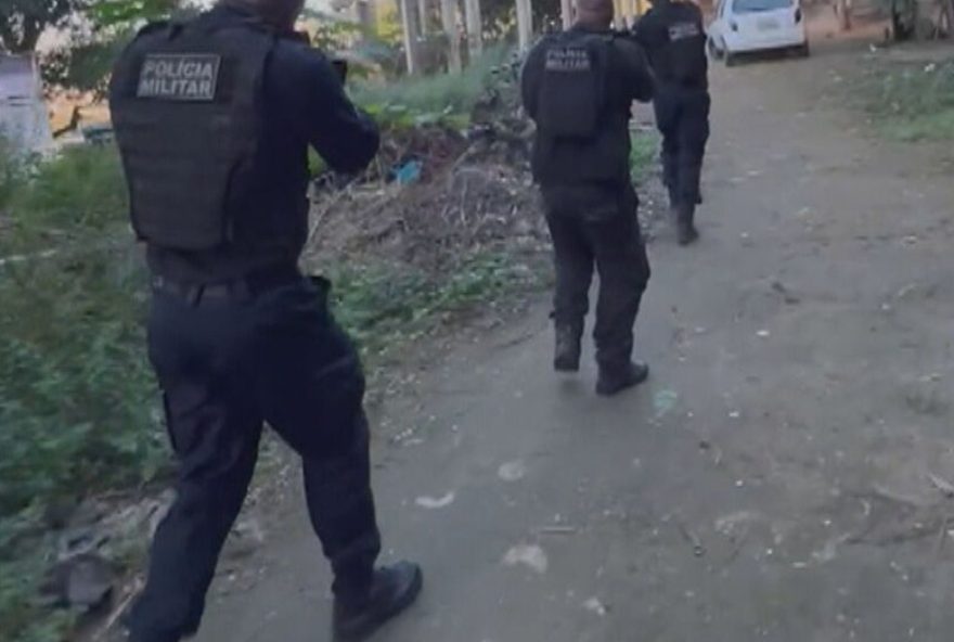 operacao-policial-resulta-em-quatro-suspeitos-mortos-no-complexo-da-mangueirinha-em-duque-de-caxias3A-apreensao-de-armas-e-drogas