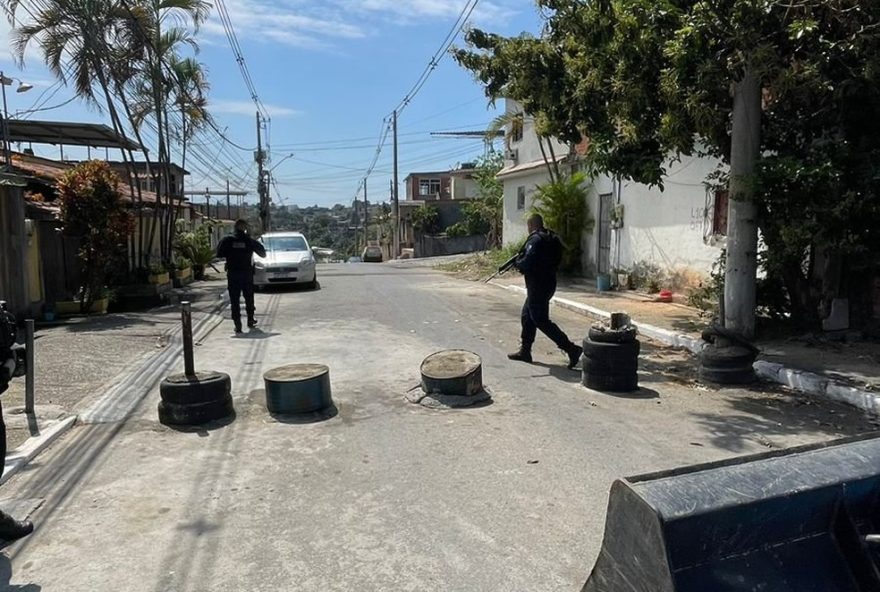 operacao-policial-resulta-na-morte-de-dois-e-apreensao-de-armas-e-drogas-em-duque-de-caxias3A-detalhes-e-desdobramentos