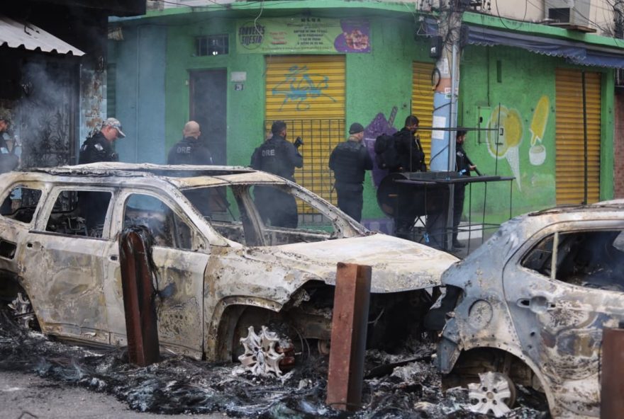 operacao-policial-visa-desmantelar-faccao-do-cv-nos-complexos-do-alemao-e-da-penha-56-presos-e-31-fuzis-apreendidos operacao-policial-visa-desmantelar-faccao-do-cv-nos-complexos-do-alemao-e-da-penha-56-presos-e-31-fuzis-apreendidos