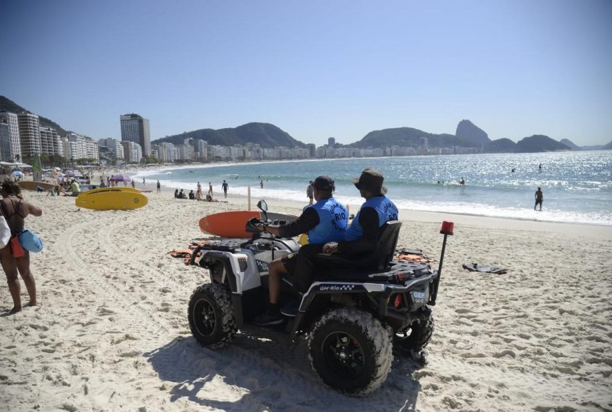 operacao-verao-no-rio-garrafas-de-vidro-de-volta-e-novas-placas-orientam-banhistas