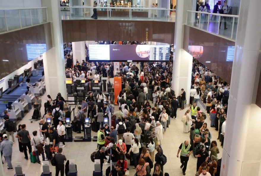 operacoes-no-aeroporto-santos-dumont-serao-retomadas-apos-vazamento-de-oleo.-passageiros-enfrentam-transtornos-e-cancelamentos