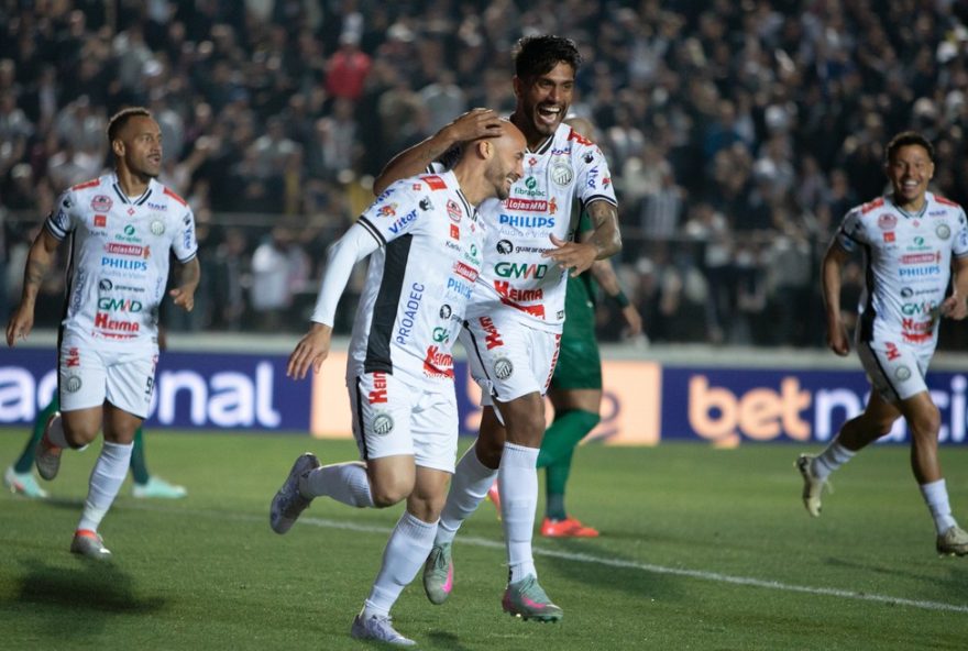 operario-pr-renova-contrato-com-meia-zuluaga-ate-20273A-jogador-colombiano-e-peca-fundamental-no-time PR - PONTA GROSSA - 29/08/2025 - BRASILEIRO B 2025, OPERARIO X CORITIBA - Zuluaga jogador do Operario comemora seu gol com Indio jogador da sua equipe durante partida contra o Coritiba no estadio Germano Kruger pelo campeonato Brasileiro B 2025. Foto: Giovani Baccin/AGIF