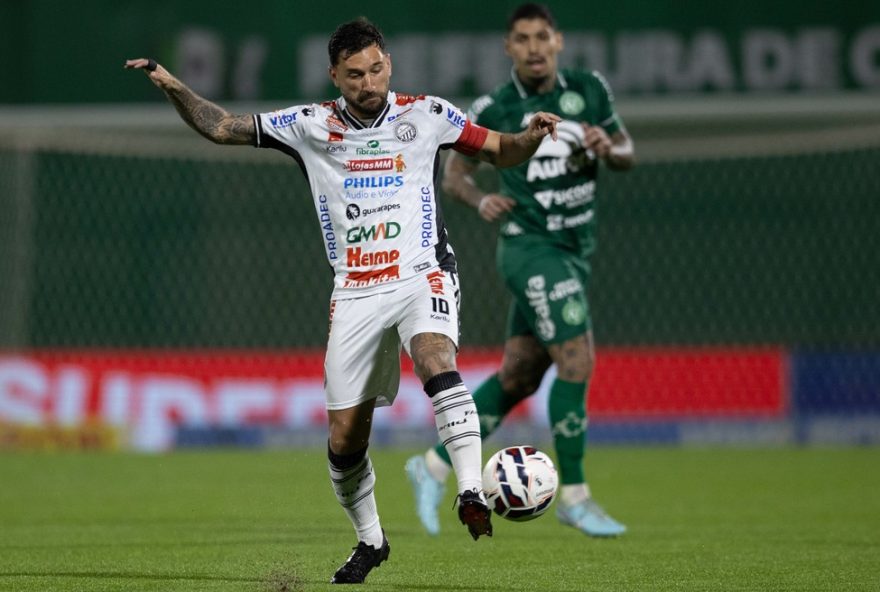 operario-pr-so-libera-boschilia-e-rodrigo-rodrigues-por-multa-rescisoria SC - CHAPECO - 27/10/2025 - BRASILEIRO B 2025, CHAPECOENSE X OPERARIO - Boschilia jogador do Operario durante partida contra o Chapecoense no estadio Arena Conda pelo campeonato Brasileiro B 2025. Foto: Liamara Polli/AGIF