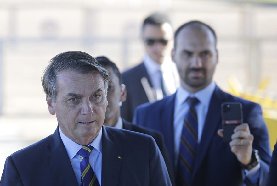 oposicao-na-camara-nomeia-eduardo-bolsonaro-lider-da-minoria-mesmo-nos-eua